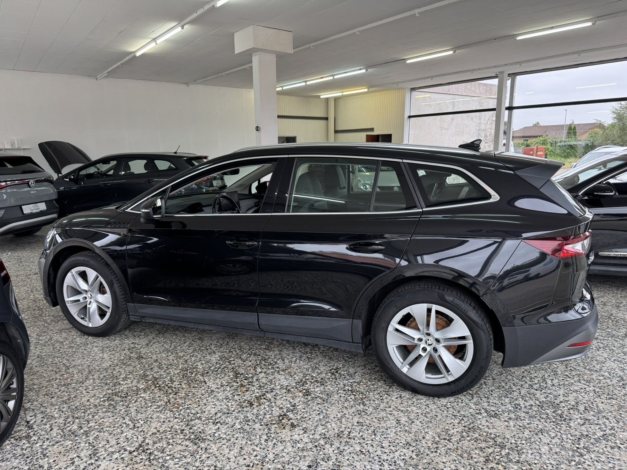 Sort Skoda Enyaq iV fra 2022 set udefra