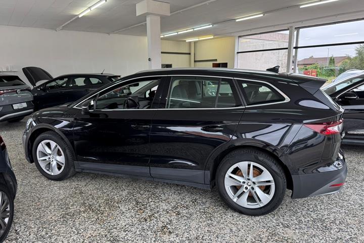 Sort Skoda Enyaq iV fra 2022 set udefra