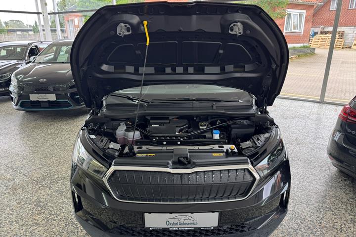 Sort Skoda Enyaq iV fra 2022 set udefra
