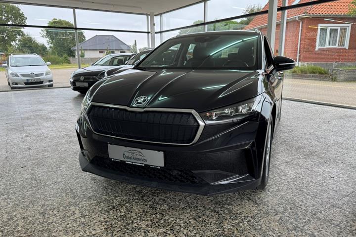 Sort Skoda Enyaq iV fra 2022 set udefra