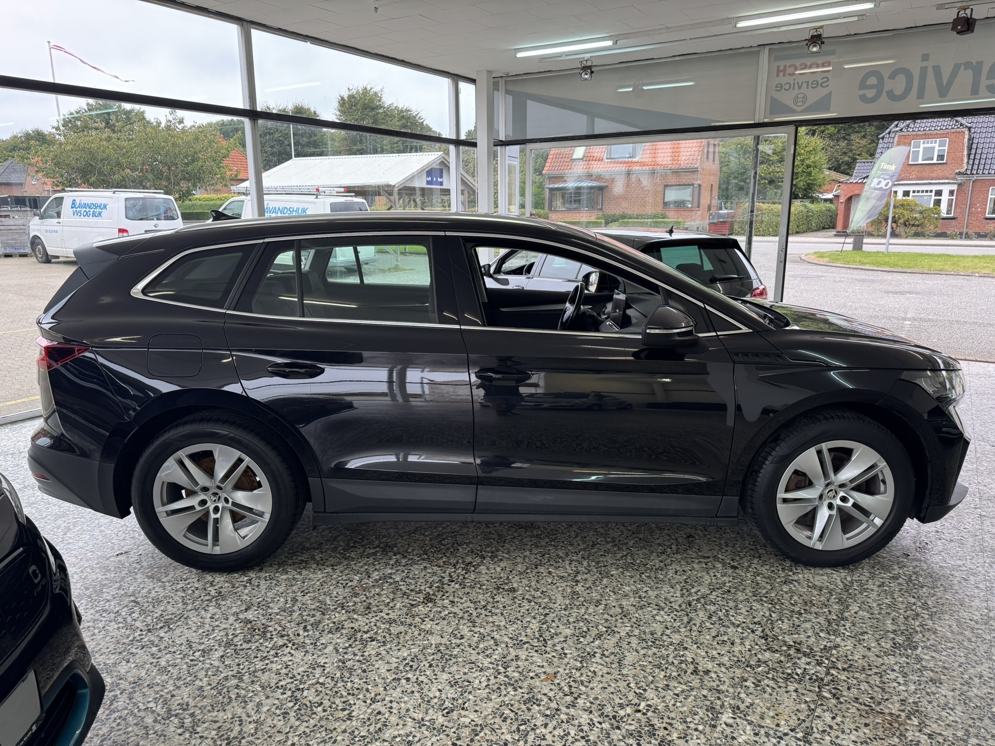 Sort Skoda Enyaq iV fra 2022 set udefra
