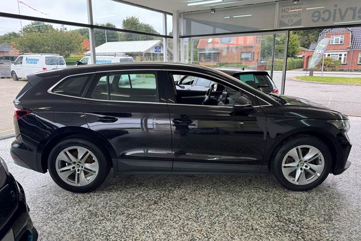 Sort Skoda Enyaq iV fra 2022 set udefra