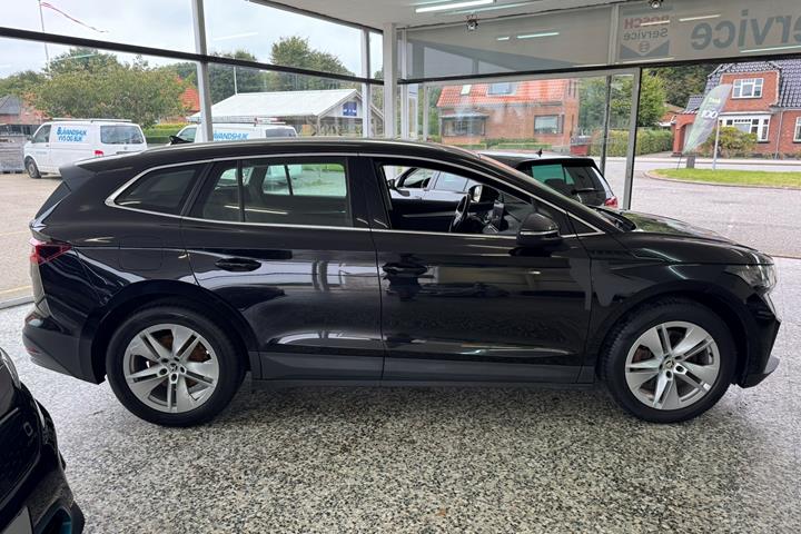 Sort Skoda Enyaq iV fra 2022 set udefra