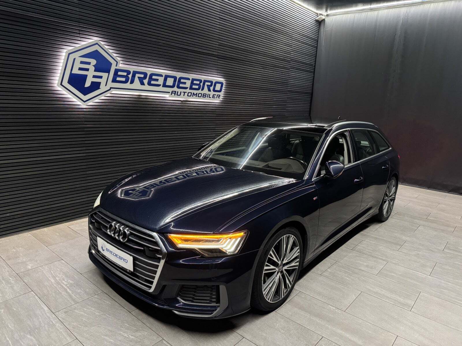 Blå Audi A6 fra 2018
