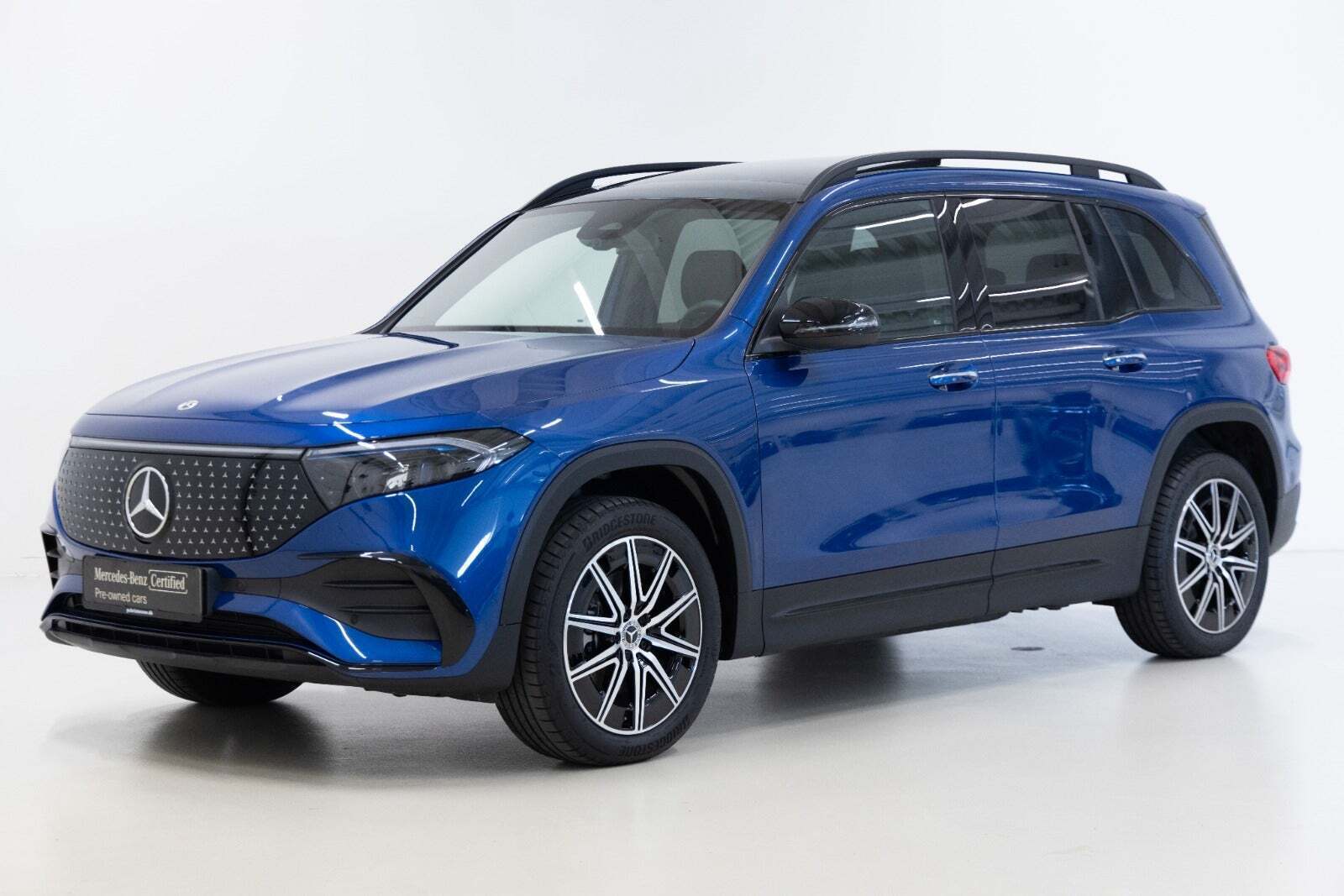 Blå Mercedes EQB250+ fra 2026 set udefra