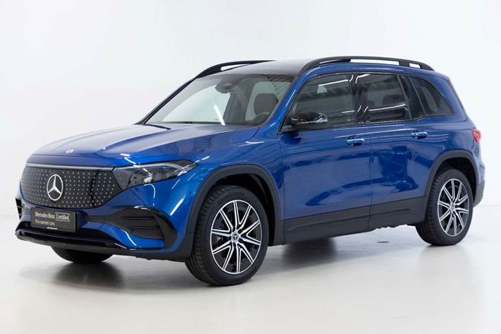 Blå Mercedes EQB250+ fra 2026 set udefra