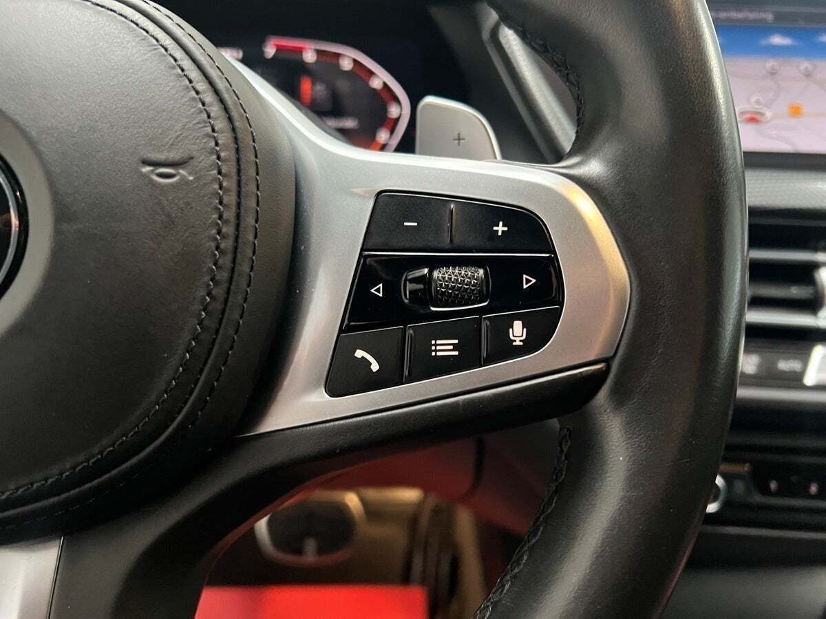 Hvid BMW M135i fra 2019 set indefra