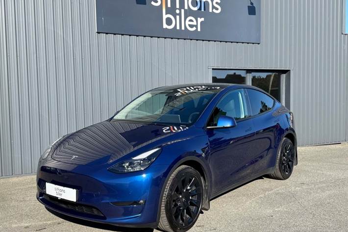 Blå Tesla Model Y fra 2022 set udefra