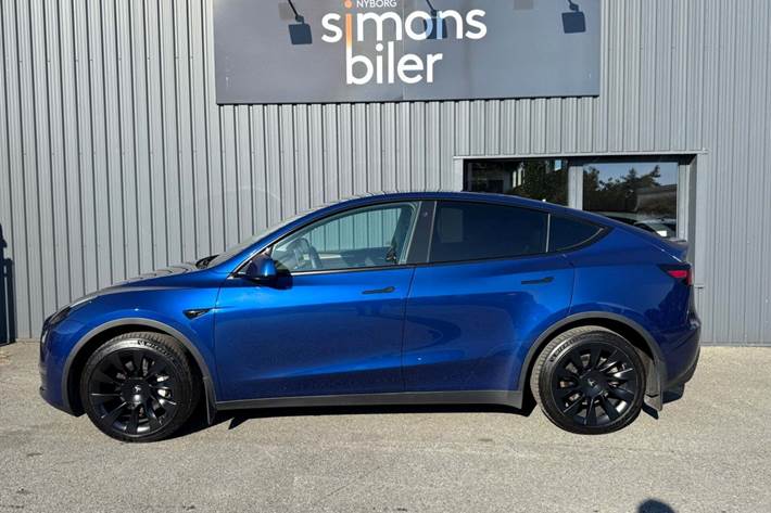 Blå Tesla Model Y fra 2022