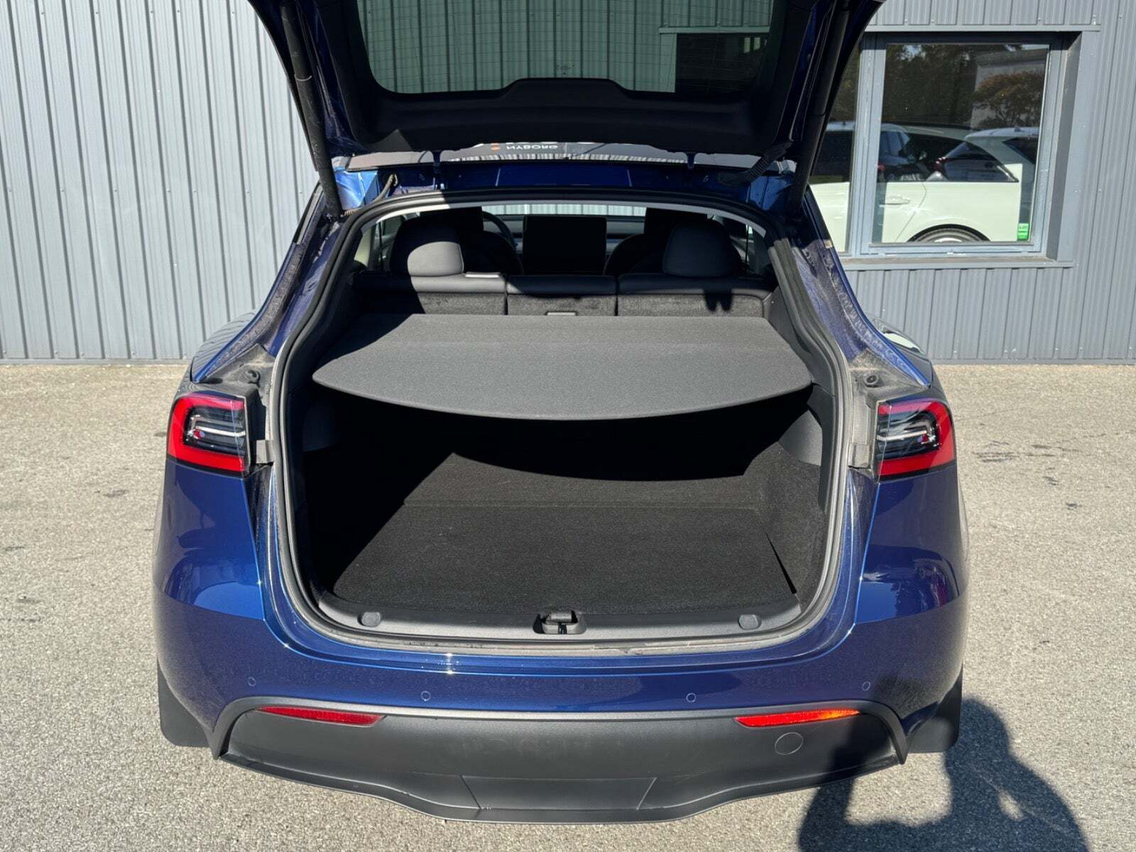 Blå Tesla Model Y fra 2022