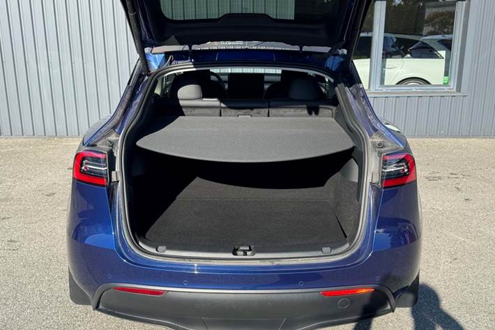 Blå Tesla Model Y fra 2022