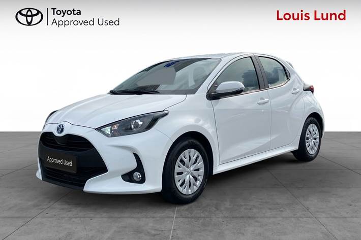 Hvid Toyota Yaris fra 2024 set udefra