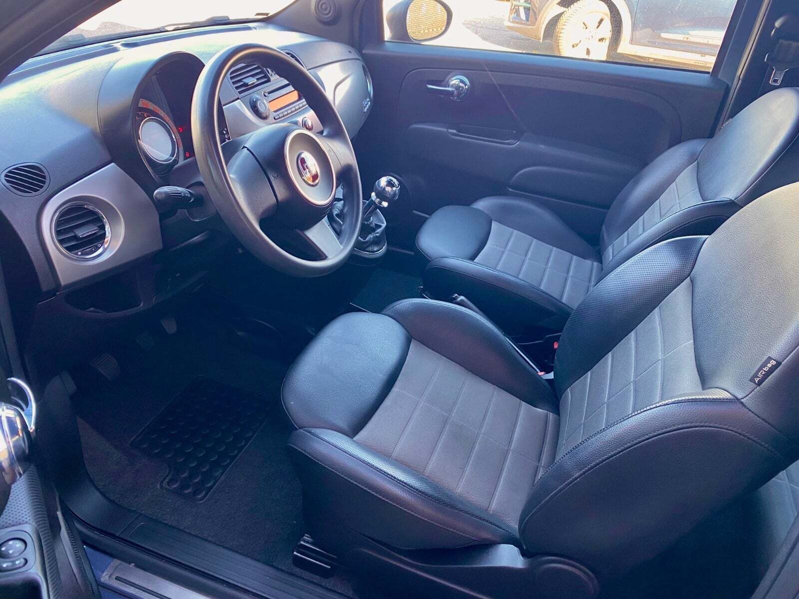 Blå Fiat 500 fra 2012