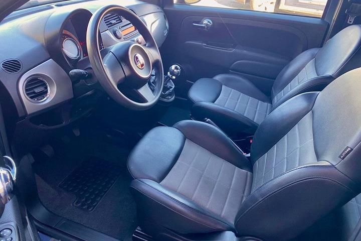 Blå Fiat 500 fra 2012