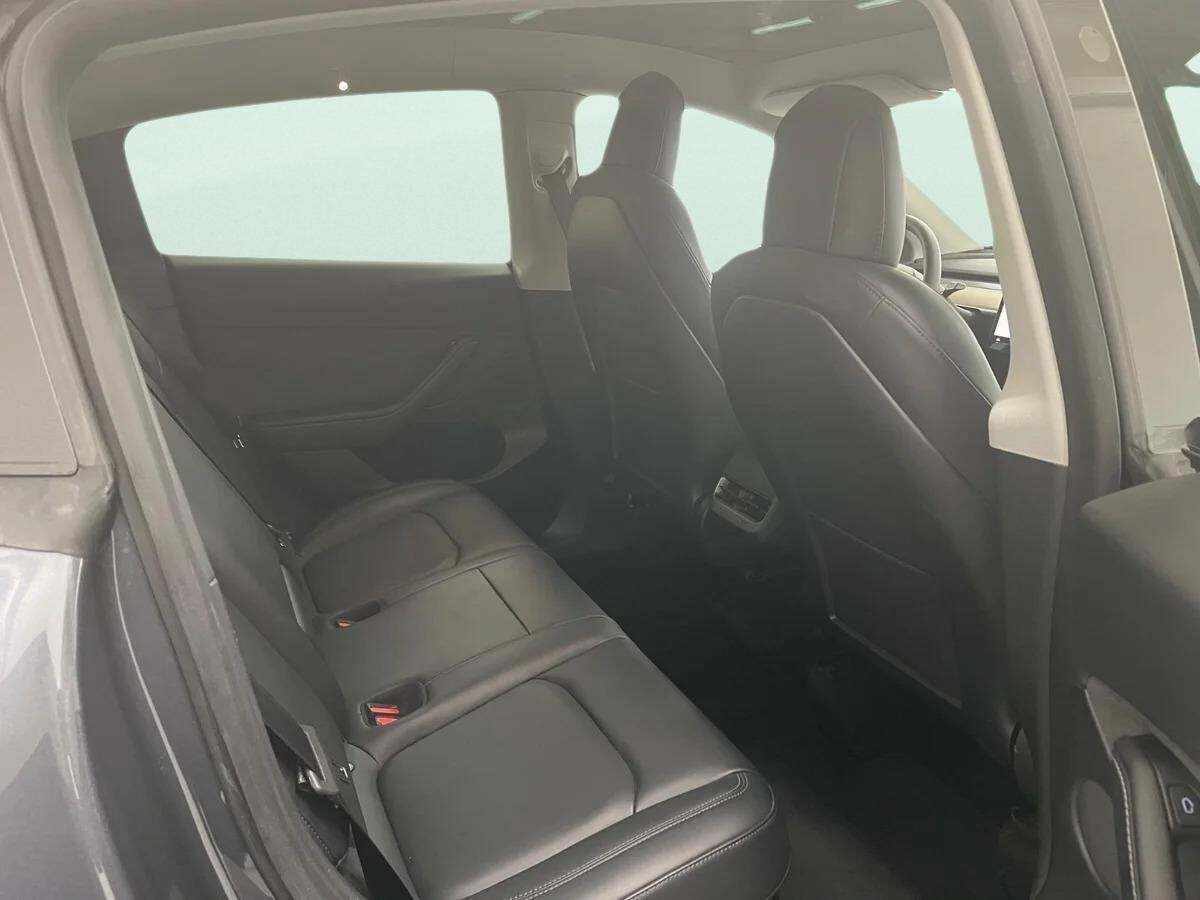 Grå Tesla Model Y fra 2022