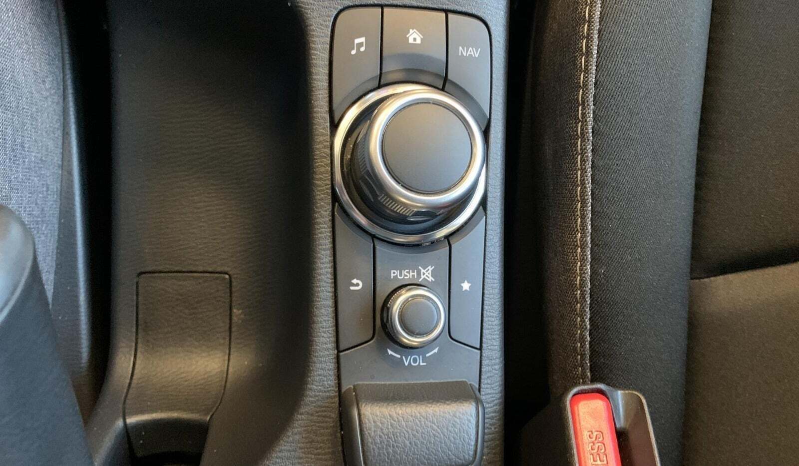 Blå Mazda 2 fra 2023