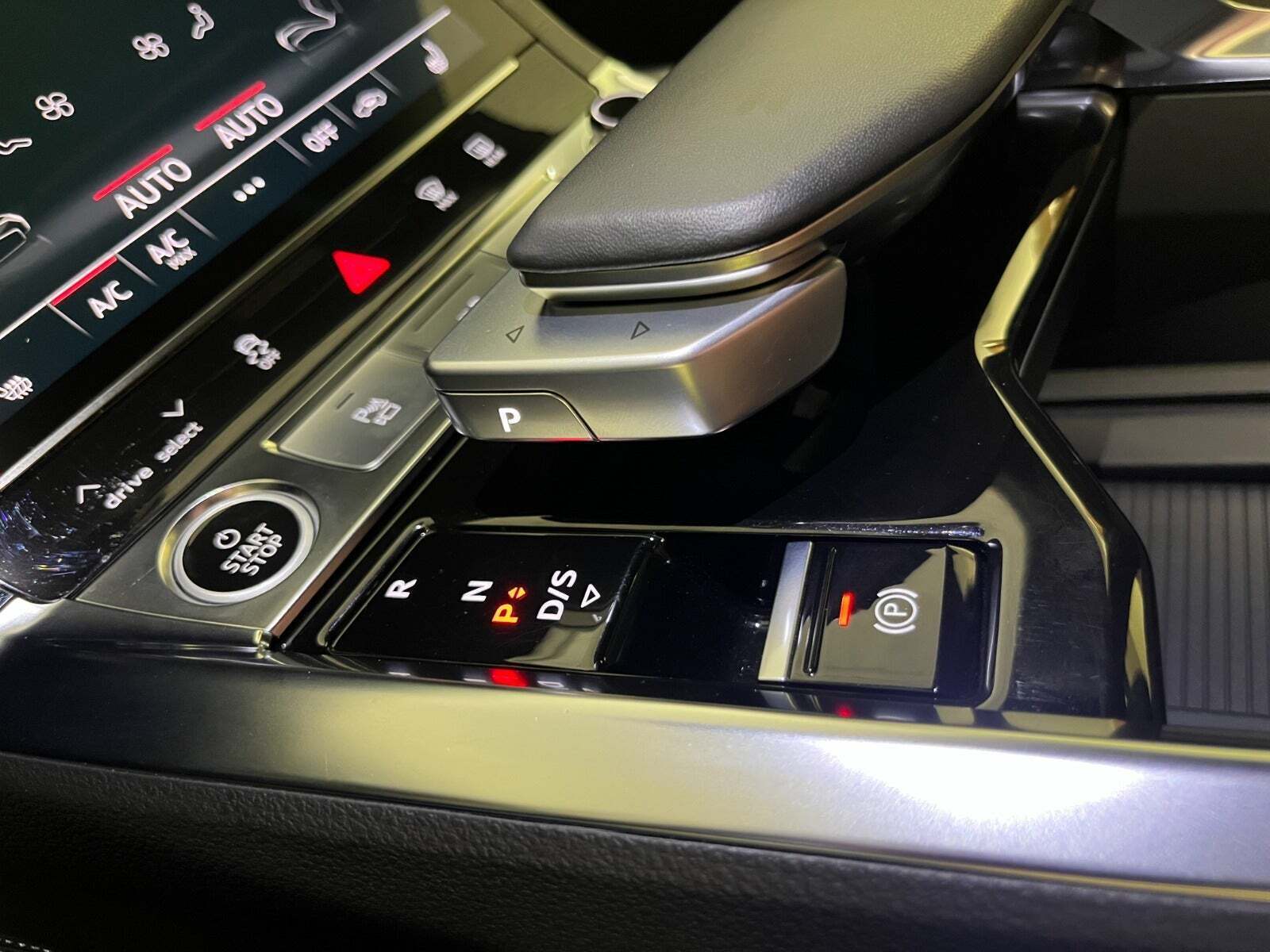 Blå Audi Q8 e-tron fra 2023