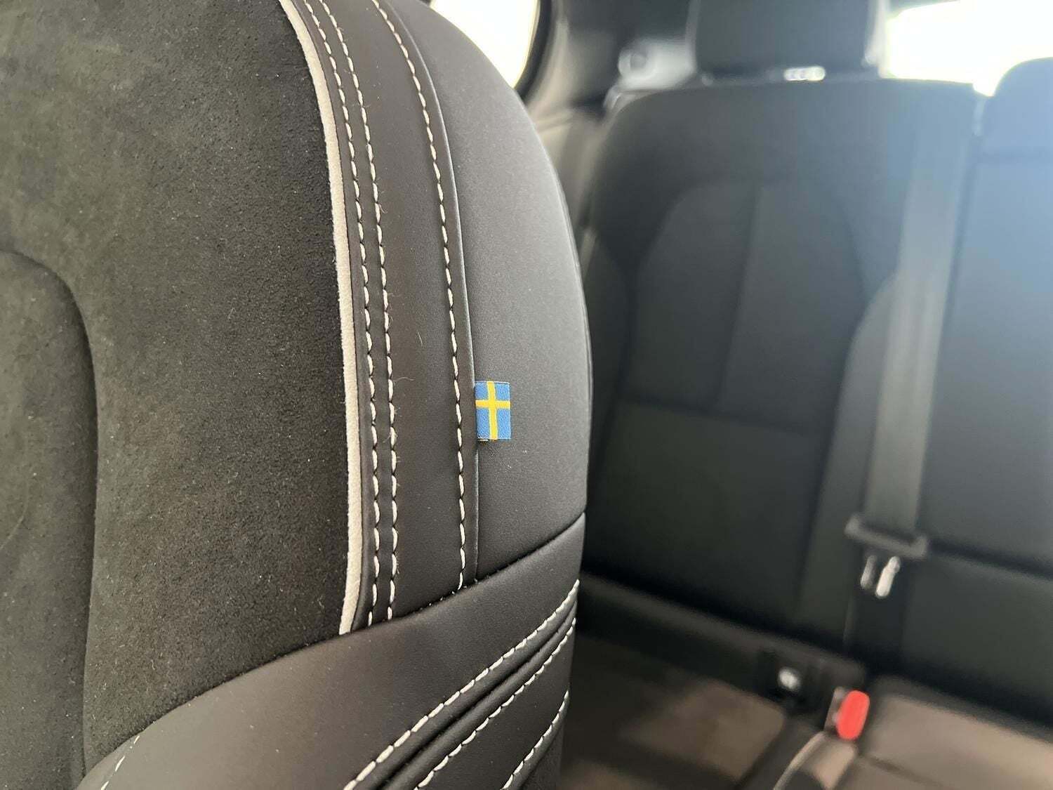 Hvid Volvo EC40 fra 2025