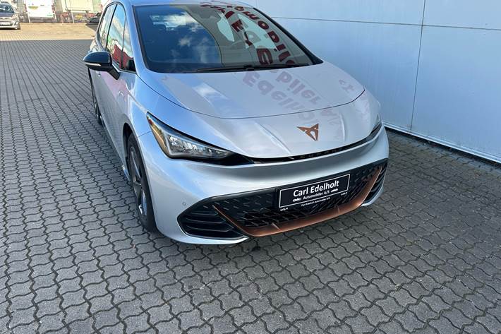 Sølv Cupra Born fra 2023 set udefra