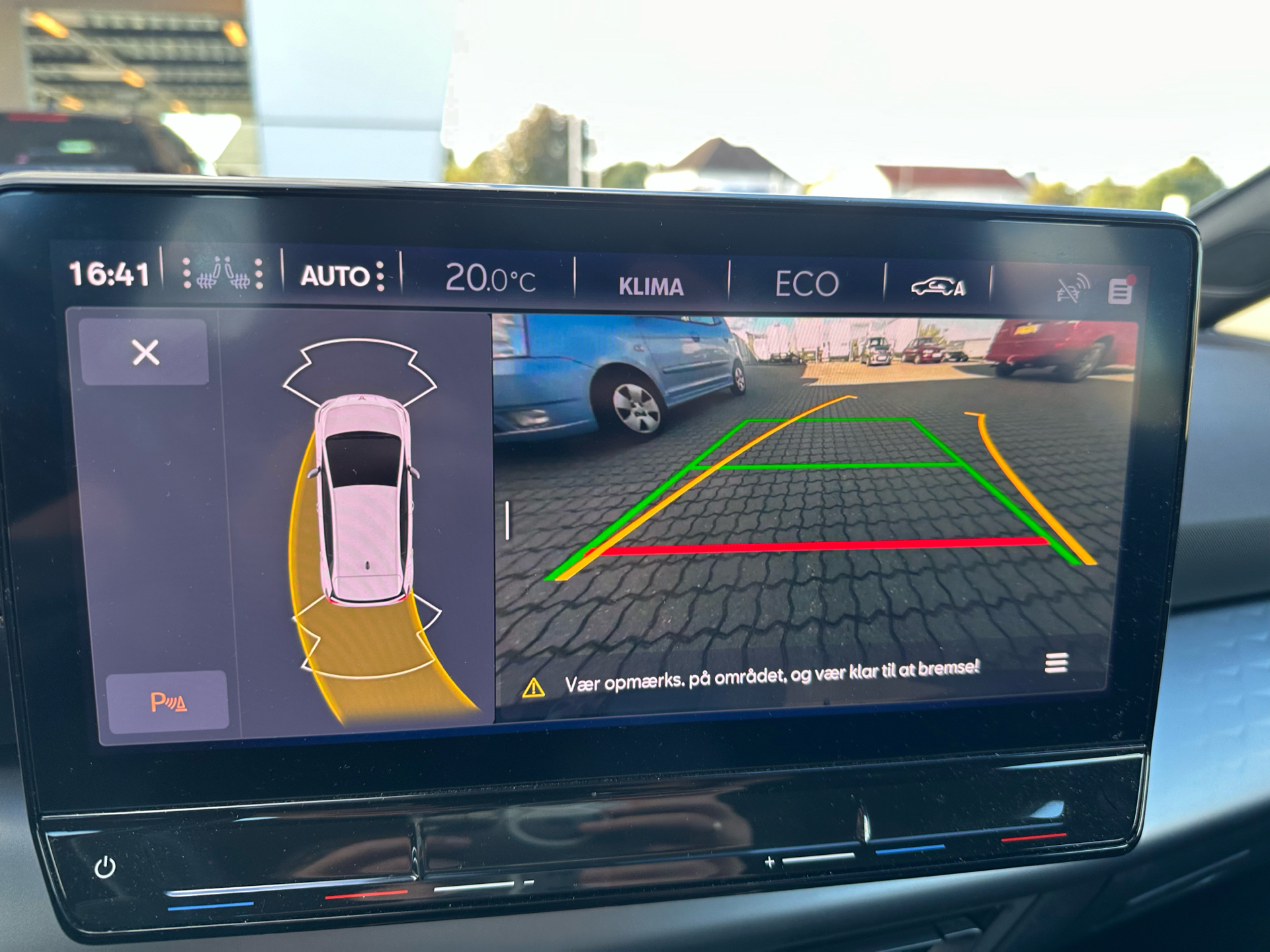 Sølv Cupra Born fra 2023 set indefra