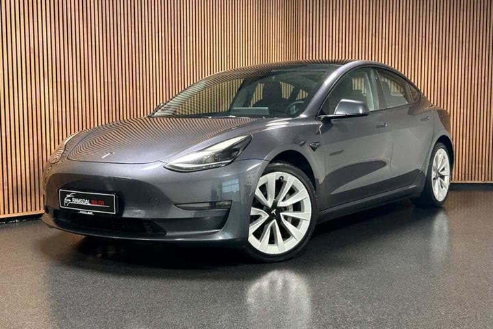Sort Tesla Model 3 fra 2021 set udefra