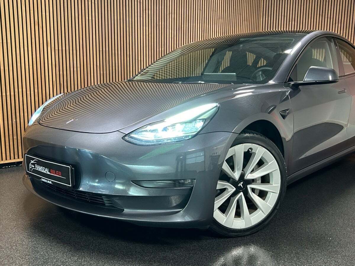 Sort Tesla Model 3 fra 2021