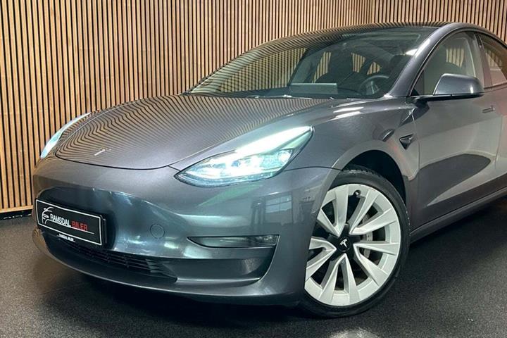 Sort Tesla Model 3 fra 2021