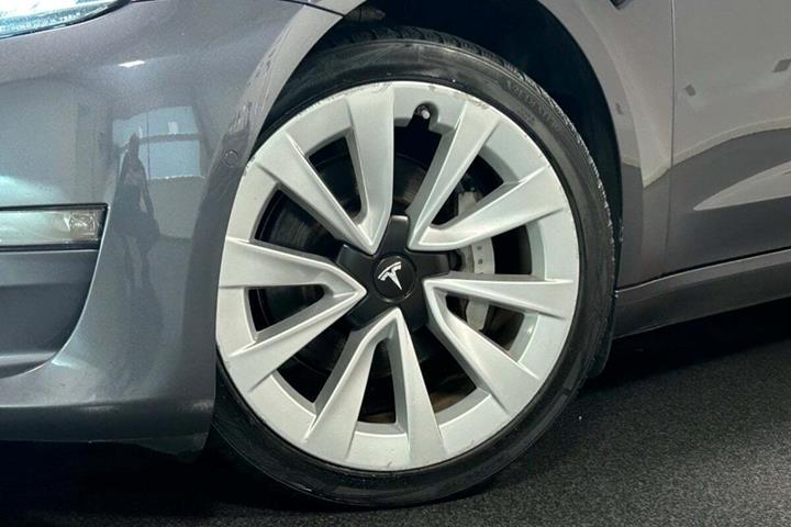 Sort Tesla Model 3 fra 2021