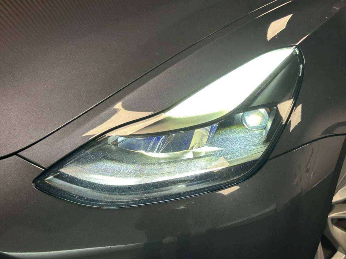 Sort Tesla Model 3 fra 2021