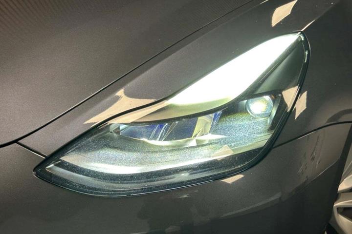 Sort Tesla Model 3 fra 2021