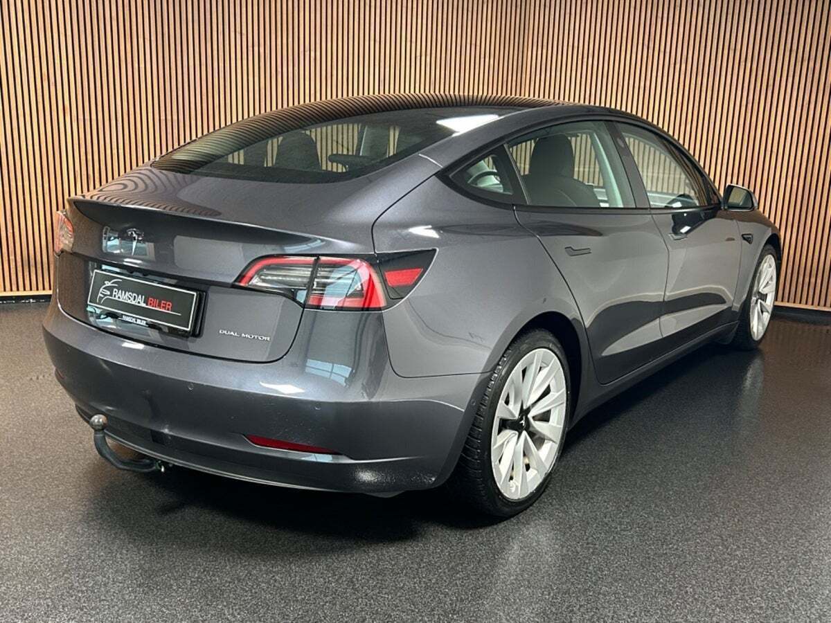 Sort Tesla Model 3 fra 2021