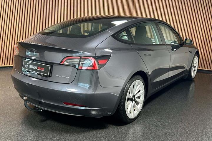 Sort Tesla Model 3 fra 2021