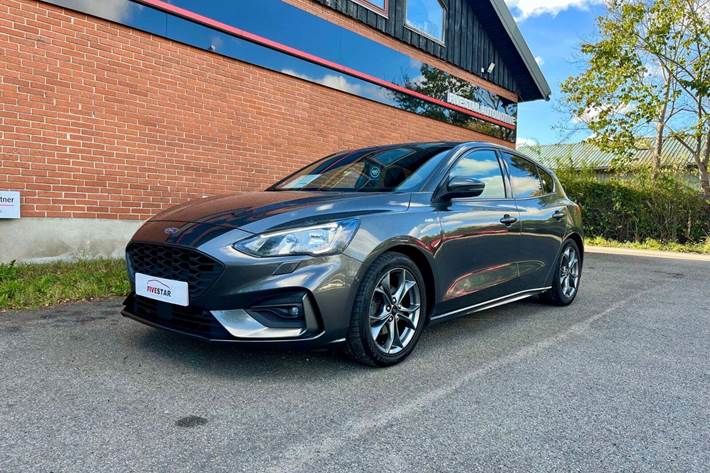 Grå Ford Focus fra 2019 set udefra
