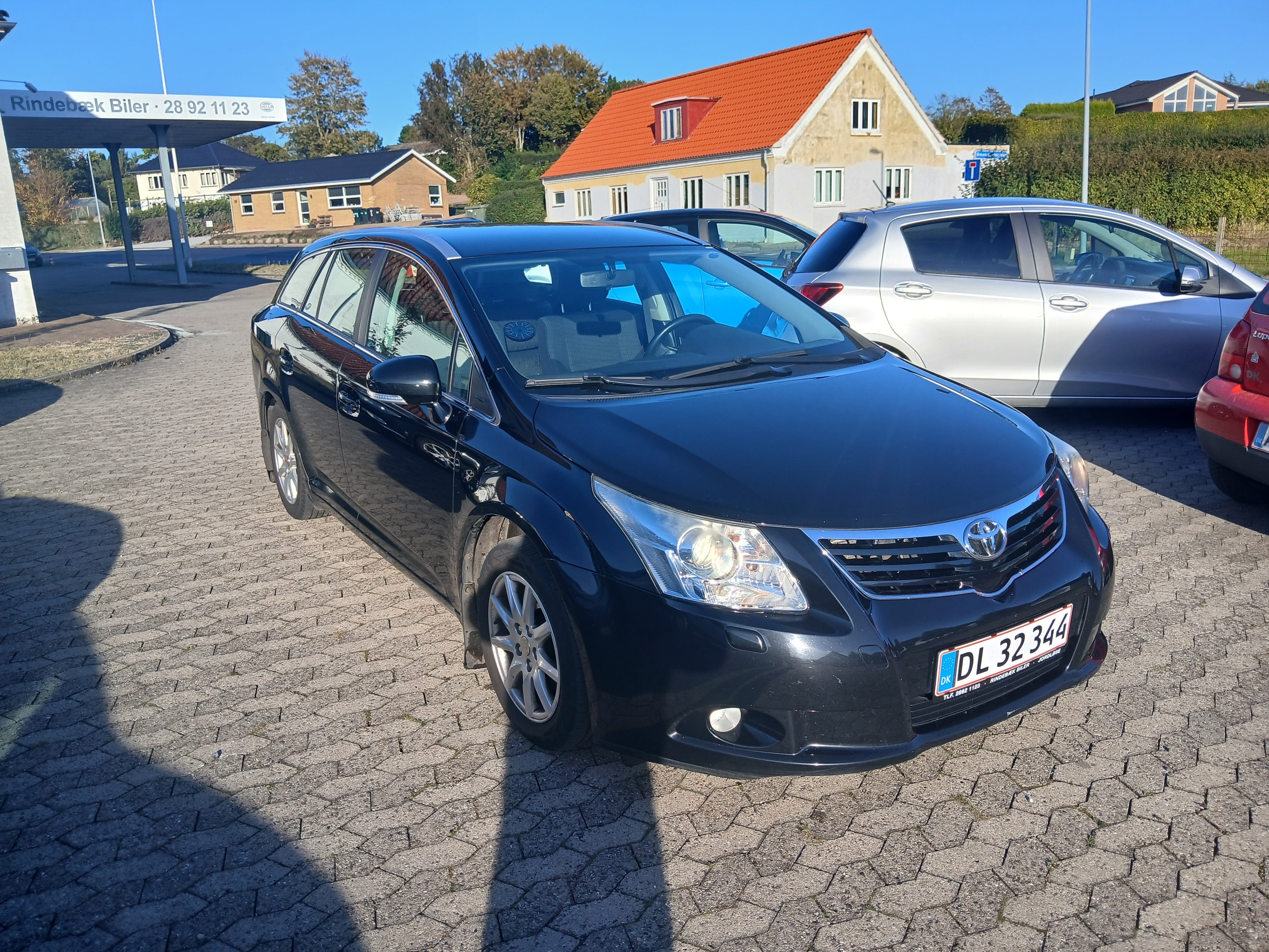 Sort Toyota Avensis fra 2012