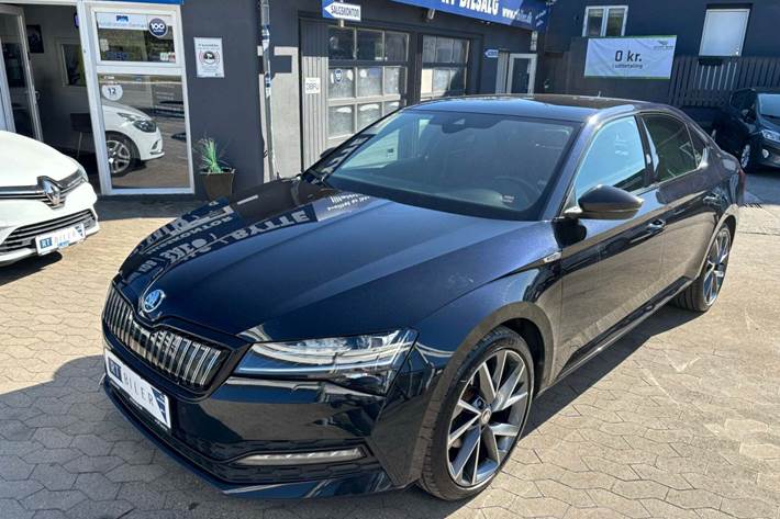 Hvid Skoda Superb fra 2020 set udefra