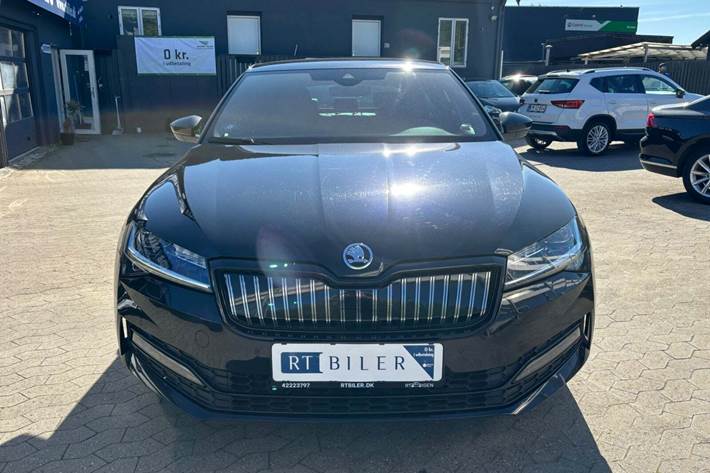 Hvid Skoda Superb fra 2020