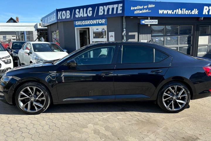 Hvid Skoda Superb fra 2020