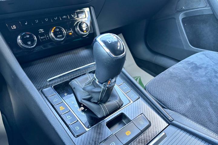 Hvid Skoda Superb fra 2020