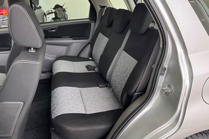 Grå Suzuki SX4 fra 2014 set indefra