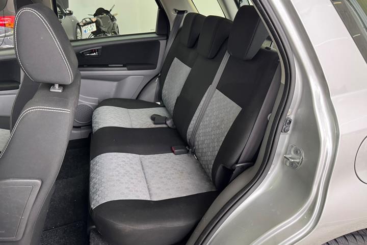 Grå Suzuki SX4 fra 2014 set indefra