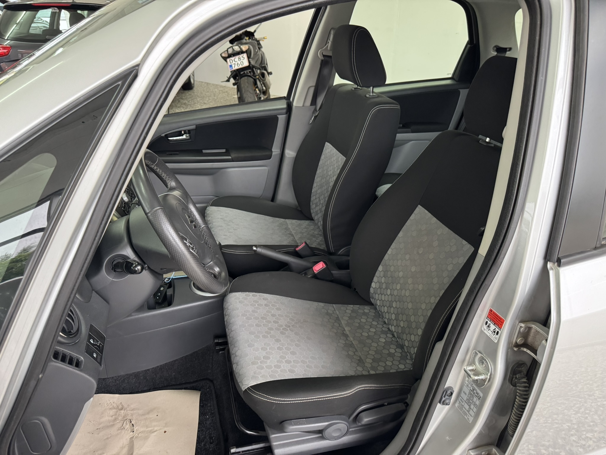 Grå Suzuki SX4 fra 2014 set indefra