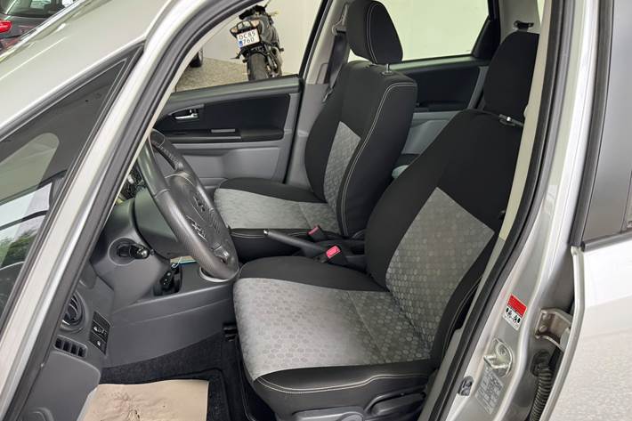 Grå Suzuki SX4 fra 2014 set indefra