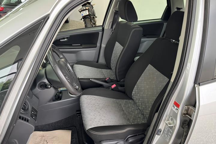 Grå Suzuki SX4 fra 2014 set indefra