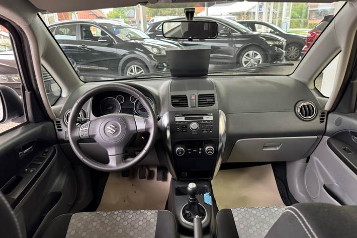 Grå Suzuki SX4 fra 2014 set indefra