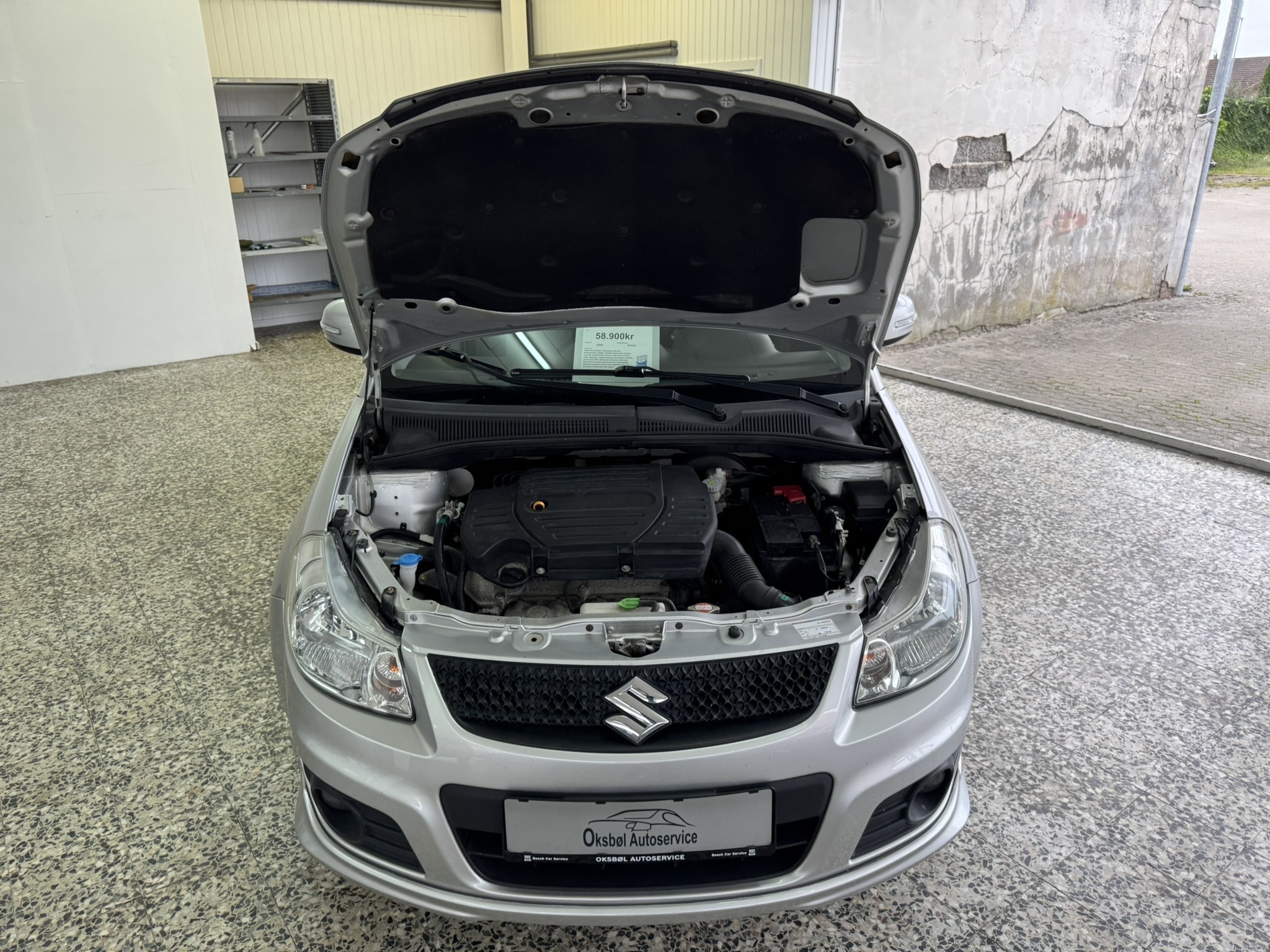 Grå Suzuki SX4 fra 2014 set udefra