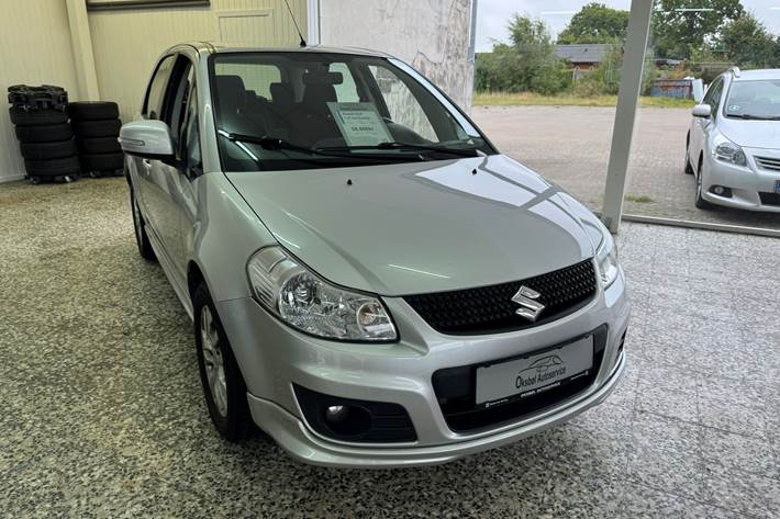 Grå Suzuki SX4 fra 2014 set udefra