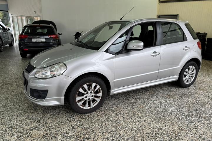 Grå Suzuki SX4 fra 2014