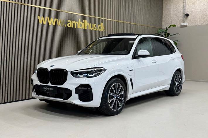 Hvid BMW X5 fra 2023 set udefra
