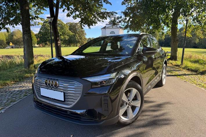 Sort Audi Q4 e-tron fra 2022 set udefra