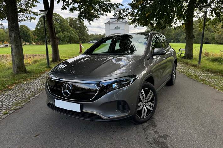 Sort Mercedes EQA250 fra 2022 set udefra